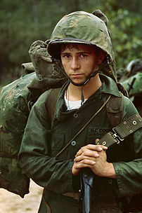 Marine américain à Đà Nẵng le 3 août 1965, lors de la Guerre du Viêt Nam.  (définition réelle 1 992 × 3 000)
