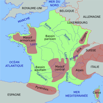 Une carte physique de la France, simplifiée à l'extrême. On y observe notamment les principaux massifs montagneux (Alpes, Pyrénées, Massif central, Jura et Vosges) et les principaux cours d'eau (Loire, Rhône, Seine et Garonne).