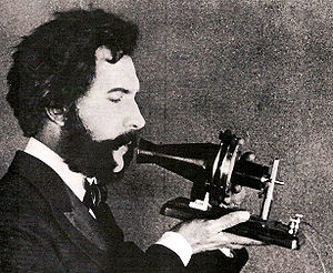 Alexander Graham Bell parlant au téléphone en 1876
