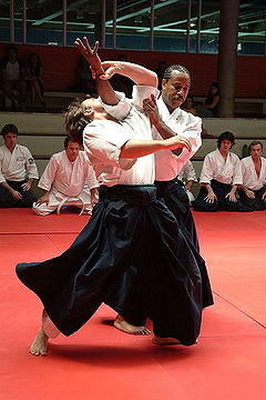 Technique de projection naname kokyu nage, réalisée par le pratiquant de droite.